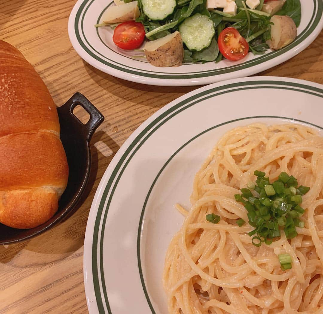 瀬戸サオリさんのインスタグラム写真 - (瀬戸サオリInstagram)「いつかのLunch🍴🍝♡ . ⏰30min ✔︎めんたいこパスタ ✔︎サラダ ✔︎塩バターロール ＿＿＿＿＿＿＿＿＿＿＿＿ #おうちごはん  #lunch #organic #pasta #saori_cooking」5月2日 10時13分 - seto_saori