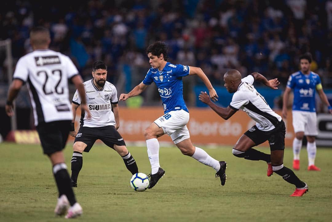 ドドさんのインスタグラム写真 - (ドドInstagram)「+3 💙🦊 #CRUxCEA #Brasileirão2019 #NasBatalhasComOCruzeiro 📸 @pedrovalefoto」5月2日 10時26分 - dodopires