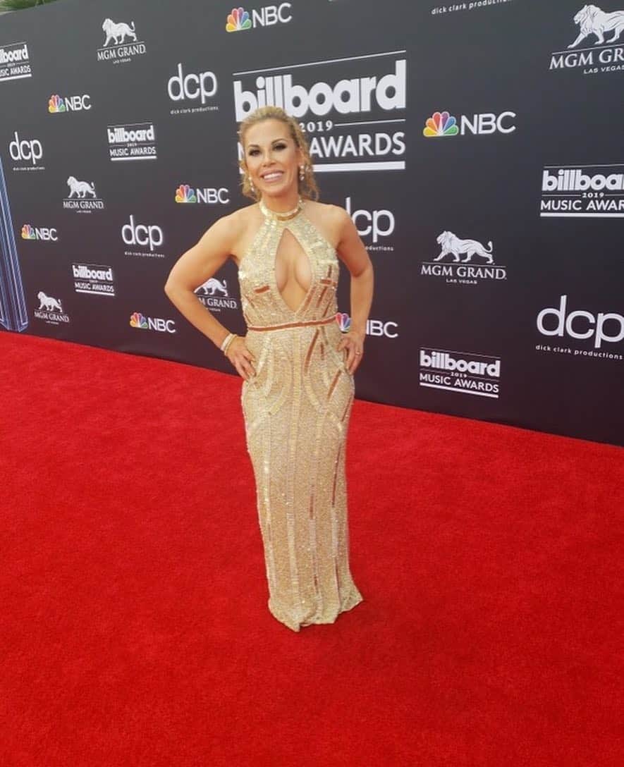 WWEさんのインスタグラム写真 - (WWEInstagram)「@alexa_bliss_wwe_ and @themickiejames shine on the red carpet for the 2019 #BBMAs! @bbmas」5月2日 10時28分 - wwe