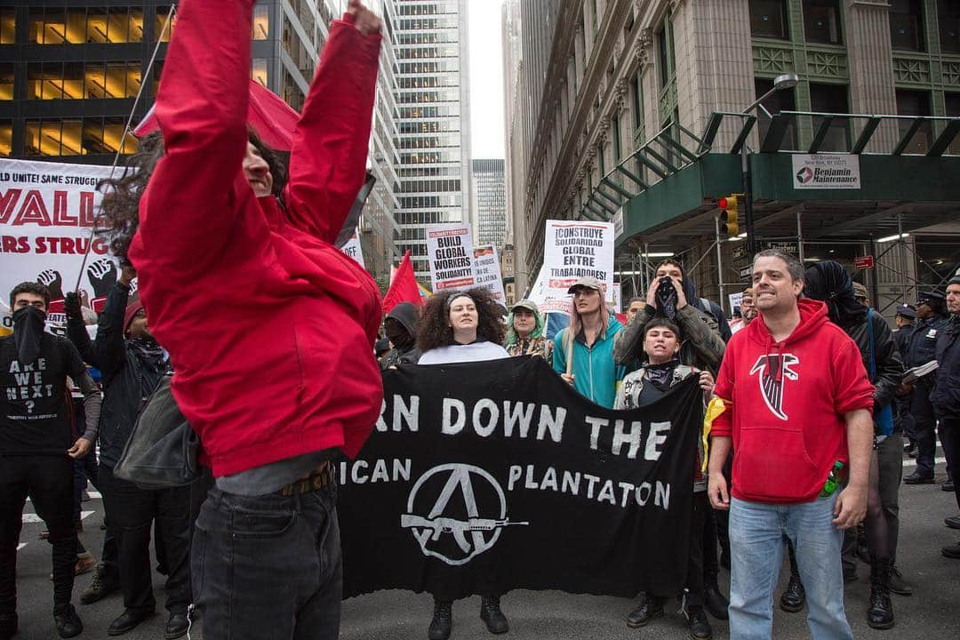 Q. Sakamakiさんのインスタグラム写真 - (Q. SakamakiInstagram)「Protester in red top on May Day in NYC, as he and others protested against Trump and both of his domestic and foreign polices, and confronted somehow radically, and at least he was arrested. #mayday #maydayprotest #antitrump #nyc」5月2日 10時29分 - qsakamaki