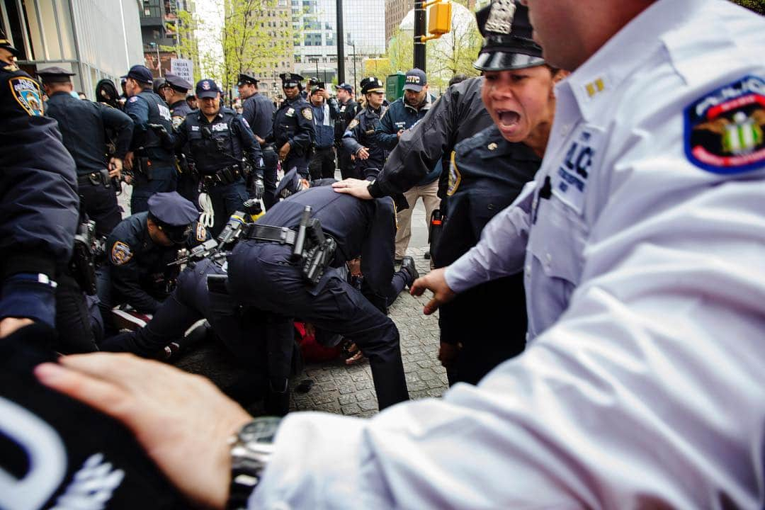 Q. Sakamakiさんのインスタグラム写真 - (Q. SakamakiInstagram)「Protester in red top on May Day in NYC, as he and others protested against Trump and both of his domestic and foreign polices, and confronted somehow radically, and at least he was arrested. #mayday #maydayprotest #antitrump #nyc」5月2日 10時29分 - qsakamaki