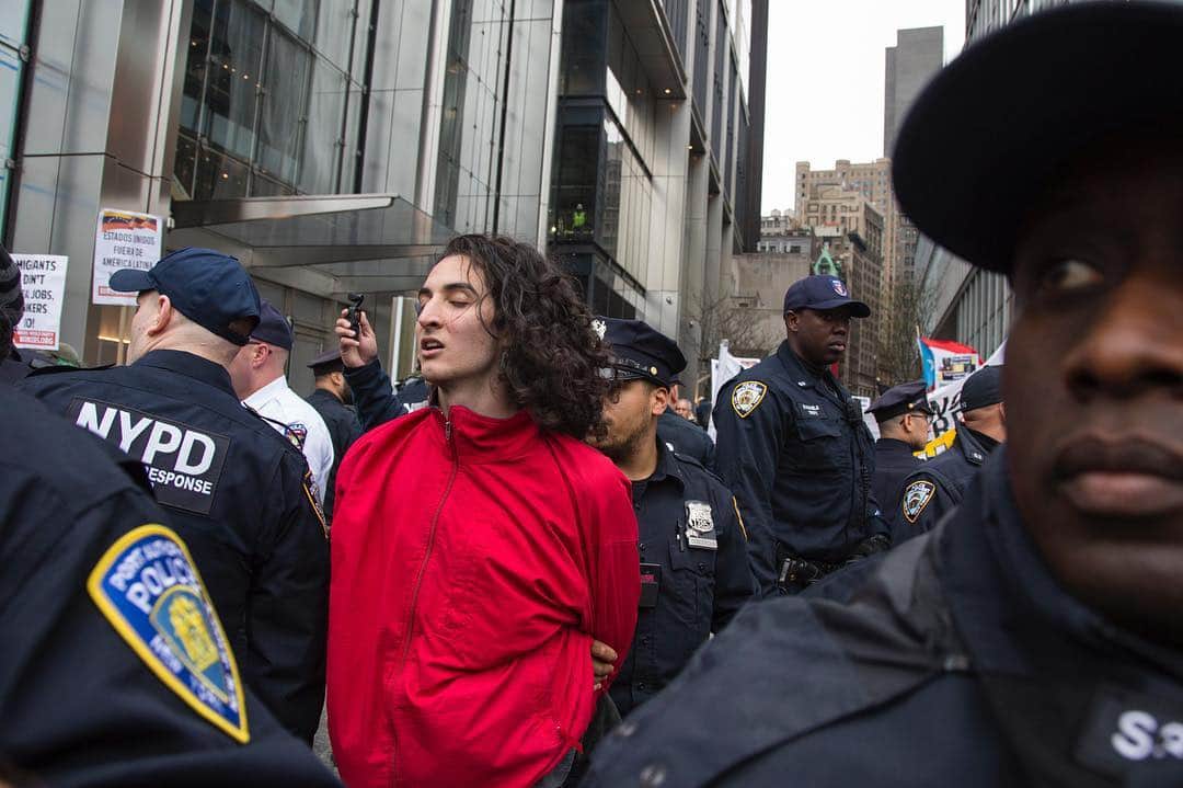 Q. Sakamakiさんのインスタグラム写真 - (Q. SakamakiInstagram)「Protester in red top on May Day in NYC, as he and others protested against Trump and both of his domestic and foreign polices, and confronted somehow radically, and at least he was arrested. #mayday #maydayprotest #antitrump #nyc」5月2日 10時29分 - qsakamaki