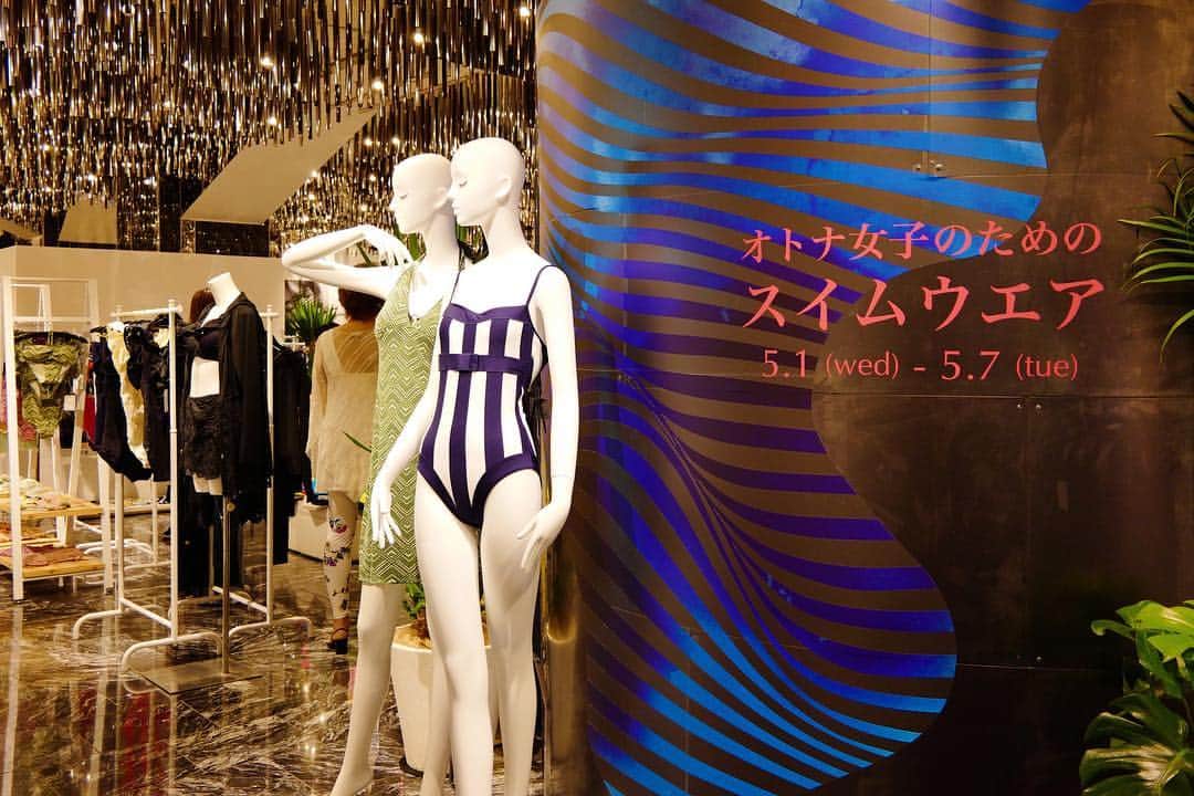 のインスタグラム：「オトナ女子のためのスイムウエアが大集合👙 . ランジェリーデザイナーが手掛けるスイムウエアは、ボディラインのカッティングや品良く肌見せができるデザインなど、大人世代の女性におすすめ！ インナーメーカーだからこその、体型を美しく見せるこだわりのスイムウエアに注目です💕 . フェスやBBQなどの夏のイベントにも大活躍のバックやビーチサンダルなど雑貨も取り揃えています。 . オトナ女子のためのスイムウエア 2019.5.1 wed - 5.7 tue 本館3階＝センターパーク/ザ・ステージ#3 . @isetan_shinjuku_malingerie #popup #swimwear #japan #fashion #Isetan #tokyo #mode #popupshop #shinjuku  #水着 #リゾート #ビーチ #プール #海 #ゴールデンウィーク #ポップアップ #スイムウェア #旅行 #オトナ女子 #ファッション #マランジェリー #新宿 #伊勢丹 #新宿伊勢丹 #伊勢丹新宿店」