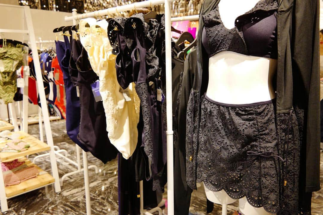 ISETAN PARK netさんのインスタグラム写真 - (ISETAN PARK netInstagram)「オトナ女子のためのスイムウエアが大集合👙 . ランジェリーデザイナーが手掛けるスイムウエアは、ボディラインのカッティングや品良く肌見せができるデザインなど、大人世代の女性におすすめ！ インナーメーカーだからこその、体型を美しく見せるこだわりのスイムウエアに注目です💕 . フェスやBBQなどの夏のイベントにも大活躍のバックやビーチサンダルなど雑貨も取り揃えています。 . オトナ女子のためのスイムウエア 2019.5.1 wed - 5.7 tue 本館3階＝センターパーク/ザ・ステージ#3 . @isetan_shinjuku_malingerie #popup #swimwear #japan #fashion #Isetan #tokyo #mode #popupshop #shinjuku  #水着 #リゾート #ビーチ #プール #海 #ゴールデンウィーク #ポップアップ #スイムウェア #旅行 #オトナ女子 #ファッション #マランジェリー #新宿 #伊勢丹 #新宿伊勢丹 #伊勢丹新宿店」5月2日 10時32分 - isetan_shinjuku