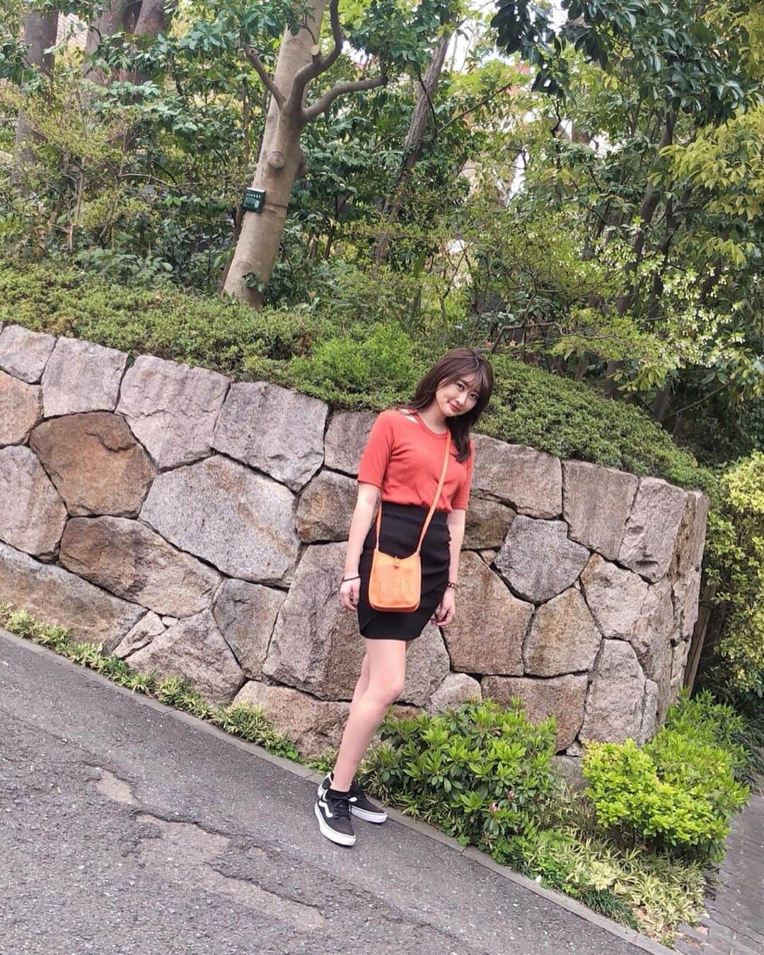 坂口莉果子のインスタグラム：「私服👗 この日のテーマはオレンジ このトップスはヘビロテしてます🧡 服には本当にお金かけません👱🏻‍♀️ バッグは母からのおさがり✌️ 何も食べてないとお腹ぺったんこなのに食べた後お腹ぽっこり😂 ・ ・ ・ ・ ・ #私服  #オレンジ #春  #spring  #ootd  #forever21  #oneway #hermes」
