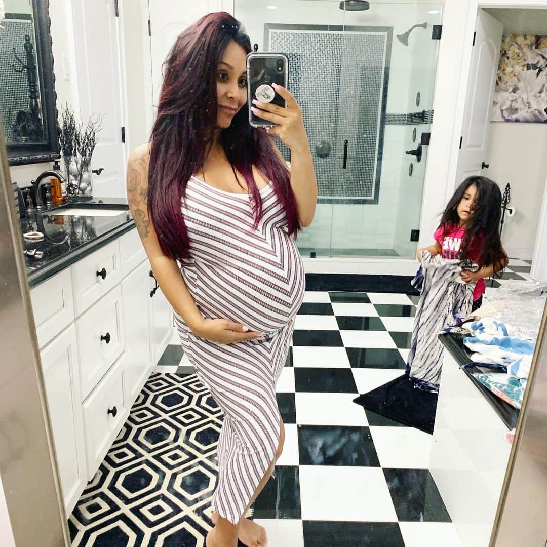 ニコール・ ポリッツィのインスタグラム：「MAWMA’S I need your help! My family is throwing me a Sprinkle this weekend & these are my options from @thesnookishop 💙 although they aren’t maternity, the stretch and comfort works!  Let me know in the comments below which pic I should wear! 1,2,3,4 or 5💙 (Thanks to my stylist @sissygiovanna for always making sure mommy looks okay!)」