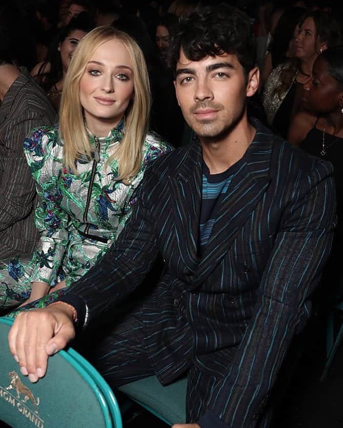 Just Jaredさんのインスタグラム写真 - (Just JaredInstagram)「@sophiet and @joejonas couple up while attending the Billboard Music Awards! Go to JustJared.com for our full coverage of the show. #SophieTurner #JoeJonas #BBMAs Photos: NBC」5月2日 10時41分 - justjared