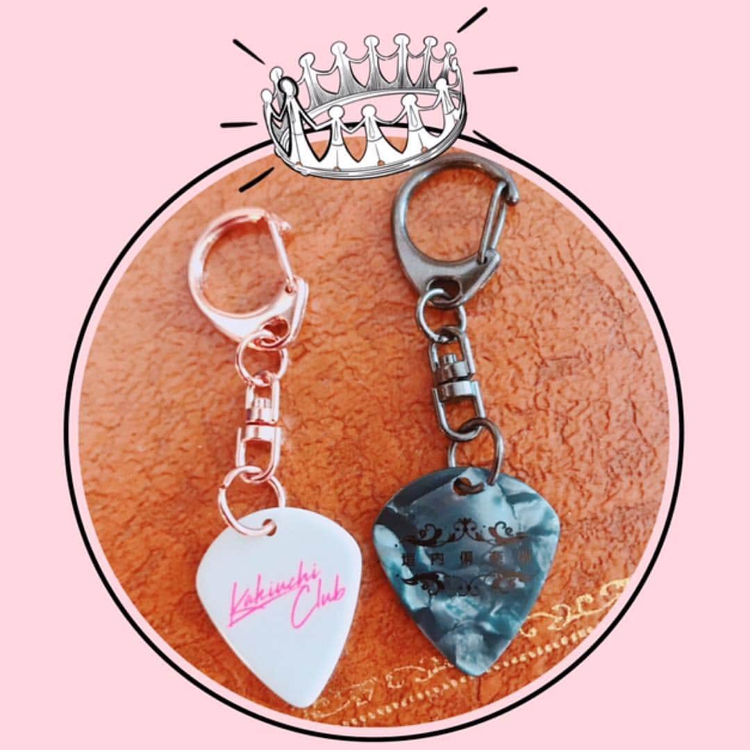のインスタグラム：「LIVEグッズのご紹介です☺️﻿ ﻿ 垣内倶楽部ギターピックキーホルダー🎸﻿ ホワイトとブラックの2個入り﻿ 1500円（税込）です﻿ ﻿ これも良いでしょ👍﻿ ﻿ バンドメンバー垣内倶楽部のギターリスト﻿ 高久さんも﻿ 千葉市川ライブから﻿ このピックを使って演奏してくれまーす🎸✨﻿ ﻿ ﻿ #@tomoyatakaku﻿ #@kakiuchiclub﻿ ﻿#平成 最後 #令和﻿ #ライブハウス #ライブ﻿﻿﻿﻿ #千葉 #市川 #本八幡 #一体化 #絆 #盛り上がりたい #会いたい﻿﻿﻿﻿ #感謝 #リスタート ﻿﻿ ﻿ #愛内里菜 改め #R として #歌手 再始動﻿﻿ #垣内りか #垣内倶楽部 ﻿﻿ ﻿ #ライブグッズ #ギターピック﻿ #キーホルダー﻿ #新曲 #邦ロック#ミュージック#音楽の力﻿﻿﻿ #音楽最高﻿ ﻿ ﻿」