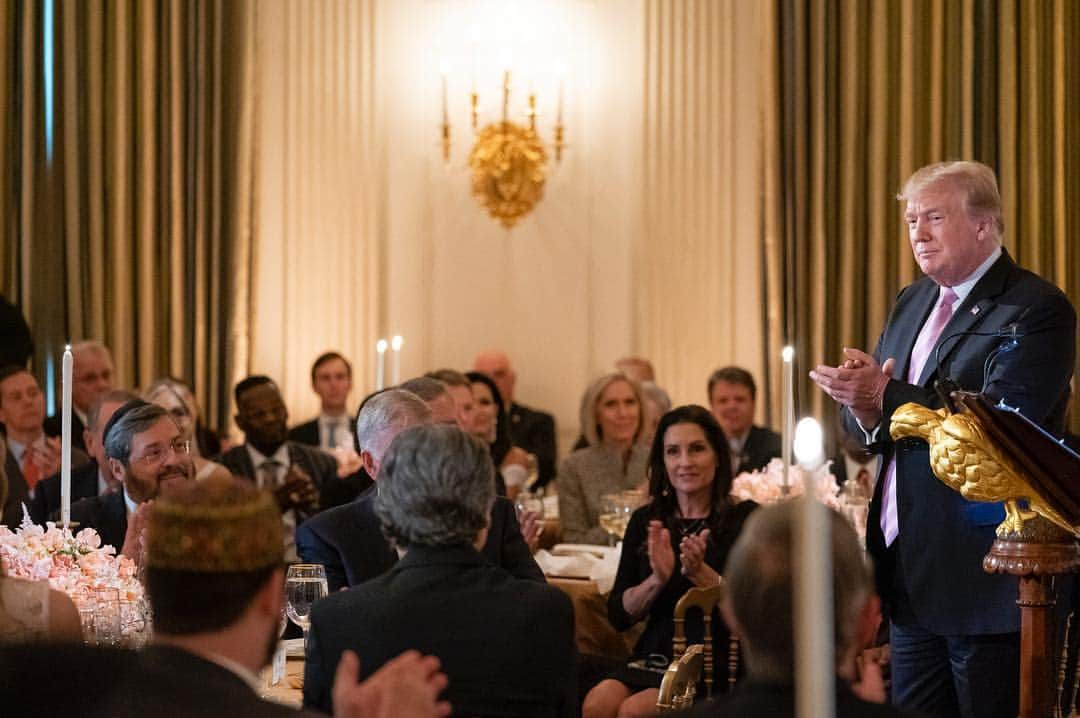 ドナルド・トランプさんのインスタグラム写真 - (ドナルド・トランプInstagram)「Tonight, President Trump and First Lady Melania Trump hosted a National Day of Prayer dinner.」5月2日 10時59分 - realdonaldtrump