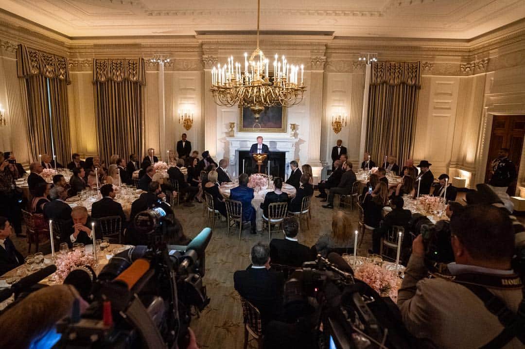 ドナルド・トランプさんのインスタグラム写真 - (ドナルド・トランプInstagram)「Tonight, President Trump and First Lady Melania Trump hosted a National Day of Prayer dinner.」5月2日 10時59分 - realdonaldtrump