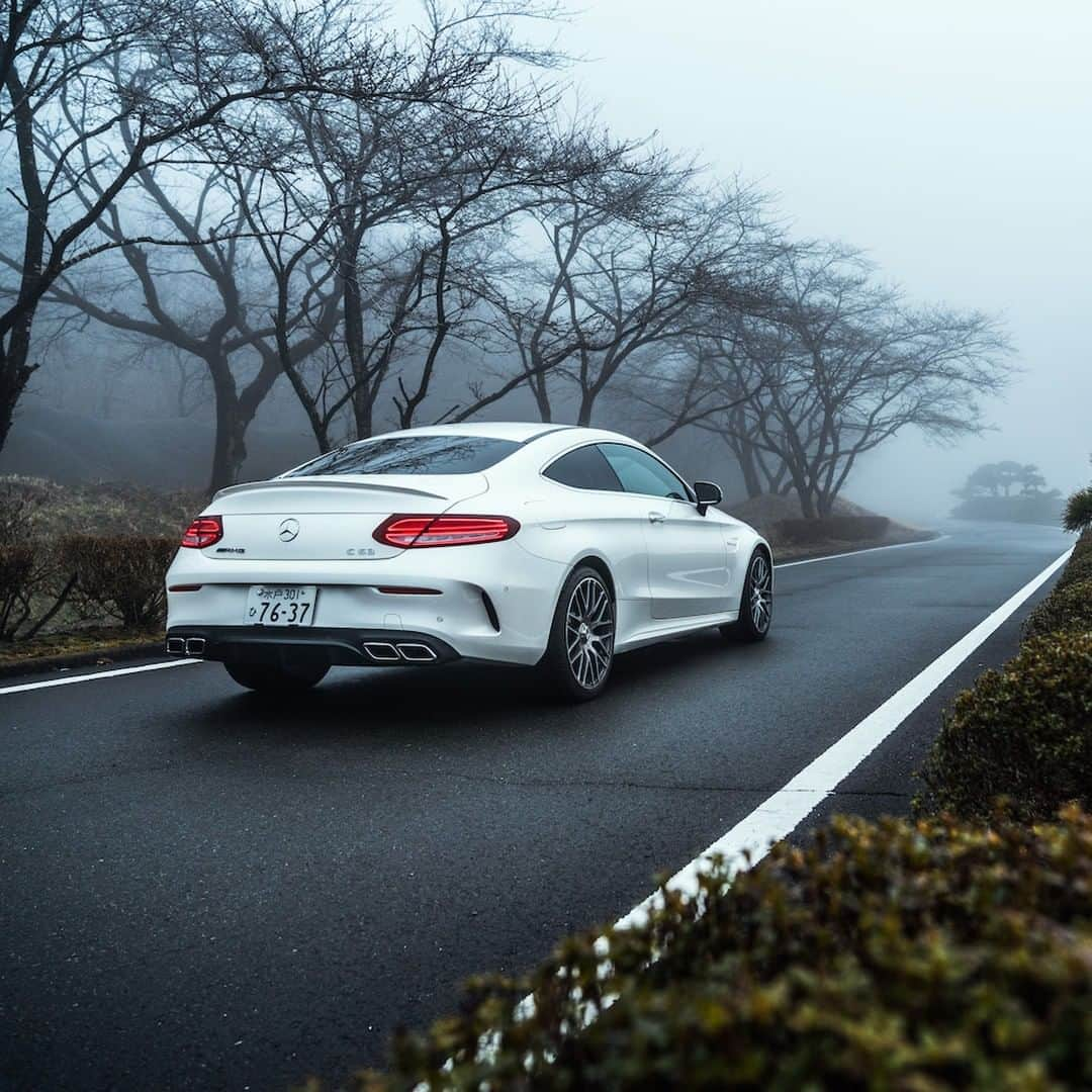 メルセデス・ベンツさんのインスタグラム写真 - (メルセデス・ベンツInstagram)「Elegance and performance perfectly combined in one coupé. 🌟 📸: @kaibernstein for #MBsocialcar ______________________________ [Mercedes-AMG C 63 Coupé | Kraftstoffverbrauch kombiniert: 10,1 l/100 km | CO2- Emissionen kombiniert: 230 g/km | mb4.me/RechtlicherHinweis] . #MercedesAMG #CClass #cars247 #car #moody #awesomecars #carsofinstagram #amazingcars #atmosphere」5月2日 11時00分 - mercedesbenz