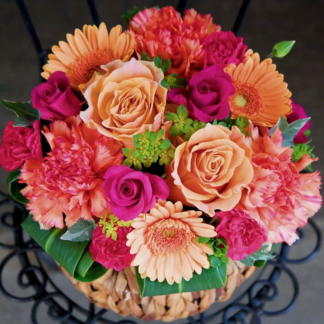 Bloomee LIFEさんのインスタグラム写真 - (Bloomee LIFEInstagram)「・⠀ 母の日に、⠀ ありがとうを伝えるブーケを選んでみませんか💐⠀ ・⠀ ピンクのカーネーションの花言葉は、⠀ 「感謝」や「温かい心」🌸⠀ 色によっても異なる花言葉。⠀ あなたの想いを託して、贈りましょう😌✨⠀ ・⠀ 現在母の日に向けて、🇬🇧Cath Kidston🇬🇧と母の日キャンペーンを開催中💐⠀ 今登録するとCath Kidstonデザインの期間限定パッケージでBloomee LIFEのお花が届くかも？！⠀ ・⠀ また、豪華プレゼントが当たる投稿キャンペーンも実施中🎉⠀ --- ありがとうの気持ちを、お花のお便りで。 ---⠀ Bloomee LIFEではお母さんへのありがとうの気持ちを「お花のお便り＝#ママラブレター 」でお届けします💌⠀ 素敵な#ママラブレター をご投稿してくださった方の中から抽選で⠀ 【合計100本のカーネーションブーケ🌹】をペア5組10名様にプレゼント🎁⠀ ・⠀ 詳しくは下記をチェック👌⠀ ↓↓↓⠀ ・⠀ 💓母の日を想う全ての人に感動を💓⠀ 5月12日は母の日。⠀ Bloomee LIFEは、あなたの大切なお母さんへの想いを「お花のお便り」でお運びします💐⠀ ・⠀ ■プレゼント：投稿キャンペーンに参加した方の中から抽選で、ペア5組10名様に【合計100本のカーネーションブーケ🌹】をプレゼント！⠀ ペアで貰えるからお母さんと2人でお花を楽しむことができます☺️⠀ ■参加方法：⠀ ①@bloomeelife をフォロー⠀ ②赤いカーネーションの画像 または Cath Kidston母の日限定ボックスの画像を用意⠀ ③#ママラブレター #bloomeelife を付けてテーマに沿ったエピソードを投稿⠀ ■投稿テーマ：投稿テーマは期間によって異なります👌⠀ 第1弾：《4/12-4/22》普段伝えられないお母さんへの感謝の気持ち⠀ 第2弾：《4/23-5/2》お母さんの好きなところ⠀ 第3弾：《5/3-12》お母さんと一緒にしたいこと⠀ ・⠀ 当選者の方にはbloomee LIFE 公式アカウントよりDMにてご連絡させていただきます💌⠀ ・⠀ #bloomeelife#ブルーミーライフ#花のある生活#花好きな人と繋がりたい#おうち時間#花部#花写真#花のあるくらし#花のある暮らし#花のある風景#花が好き#花を飾る#暮らし#暮らしを楽しむ#日々の暮らし#丁寧な暮らし#日々#お花のある暮らし#暮らしをたのしむ#くらし#素敵な休日#暮らしを整える#くらしのきほん#日々の暮らしを楽しむ」5月2日 11時00分 - bloomee
