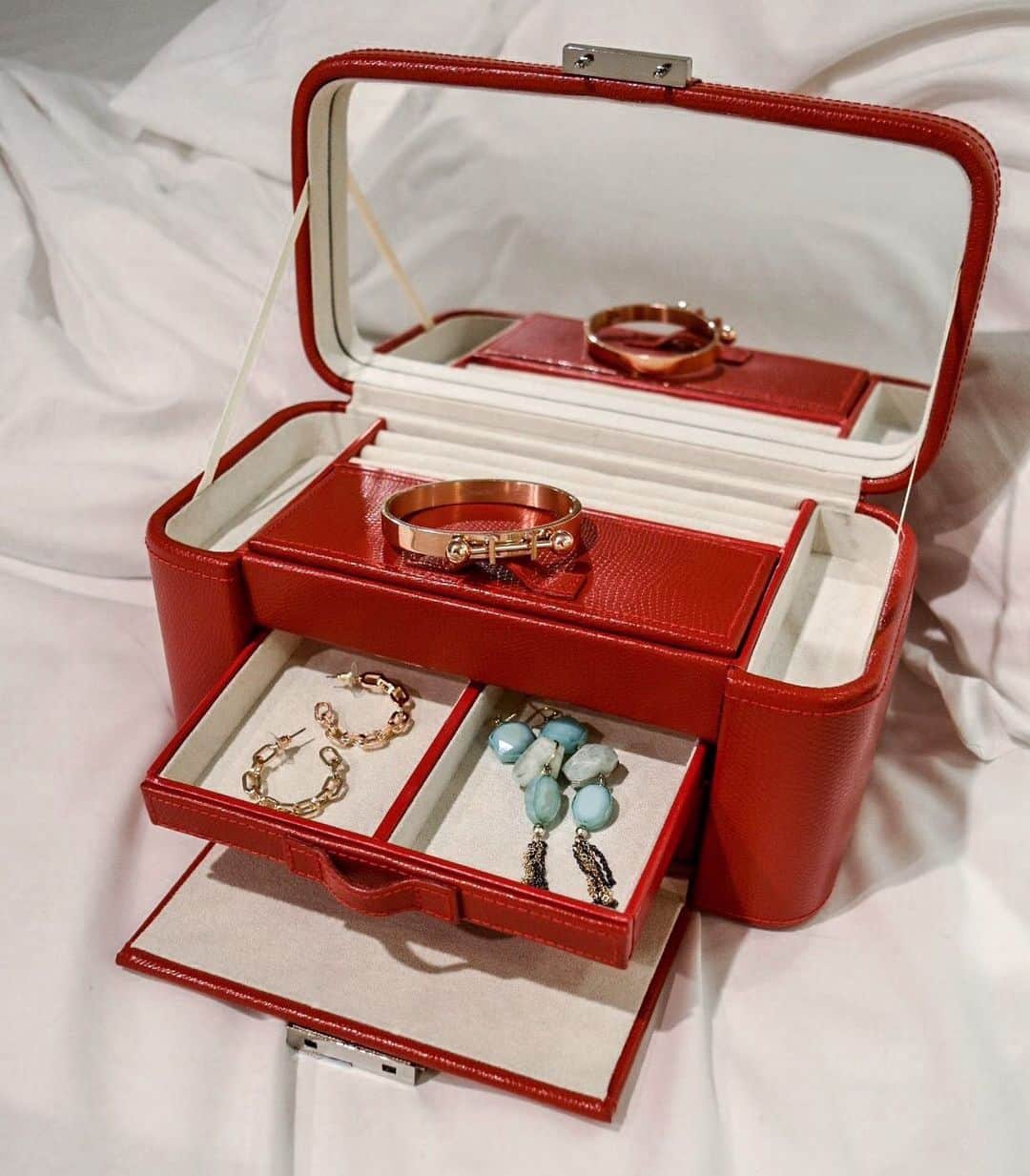 マリークレアさんのインスタグラム写真 - (マリークレアInstagram)「New accessories and jewelry box♡ 😍」5月2日 10時54分 - marie1227claire