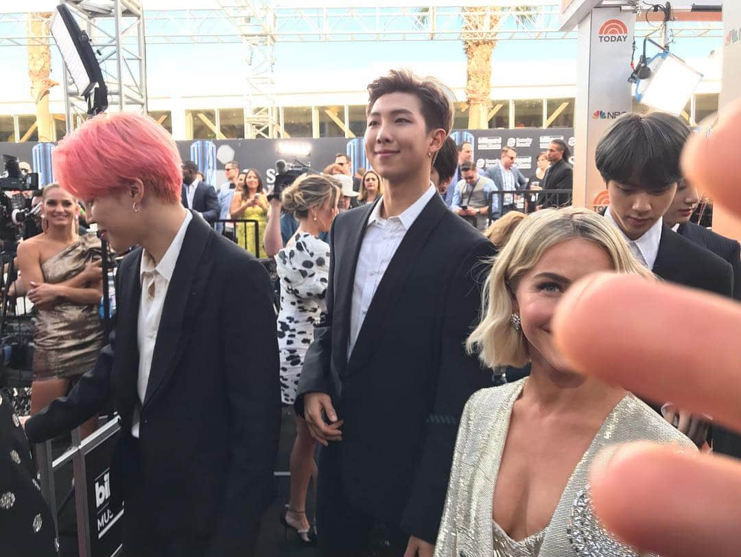 ジュリアン・ハフさんのインスタグラム写真 - (ジュリアン・ハフInstagram)「Me, @bts.bighitofficial, and someone’s hand. 😝 I tried. 😔  #BTSArmy #BBMAs⁠ ⁠ #AGTonMay28」5月2日 10時56分 - juleshough