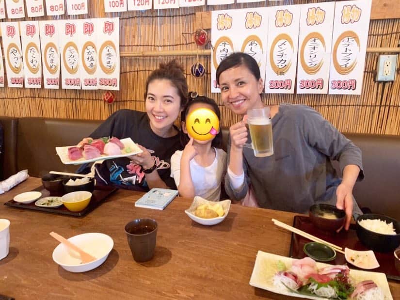 伊藤裕子のインスタグラム：「平成から令和へ。 時代をまたいだ、この時間は、りかこ夫婦と一緒に〜〜💓 沢山笑って、沢山食べて、沢山飲んで！！楽しかったな。 自然にも触れて、しっかりプランクもして笑笑。 やる気にみなぎっております！😆 さて。GWもう少し遊ぶぞー！ #平成から令和へ #小川りかこ #最高夫婦 #プランク #いつもは #プランク1分 #だけどプランク1分半頑張った #首筋凄い」