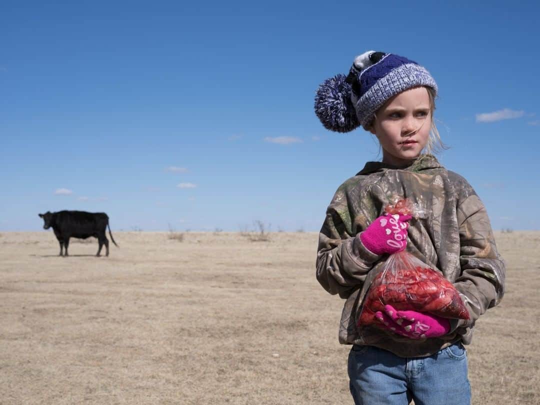 ナショナルジオグラフィックさんのインスタグラム写真 - (ナショナルジオグラフィックInstagram)「Photo by Lucas Foglia @lucasfogliaphoto | Kinley helps her family brand cows on their farm and ranch in Silverton, Texas. She holds a bag of bull testicles, known locally as calf fries, which her family will cook for supper.」5月2日 11時02分 - natgeo