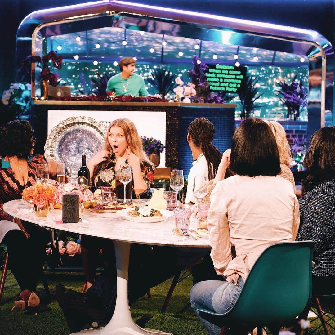 ファーギーさんのインスタグラム写真 - (ファーギーInstagram)「#MarthaAndSnoop’s Potluck #MothersDay Special begins now!! hop on to @vh1 🚨🚨 I’m on #TeamSnoop 🍷🍷 @snoopdogg @marthaandsnoop」5月2日 11時05分 - fergie