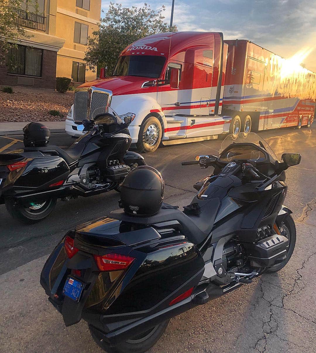 Honda Powersports USさんのインスタグラム写真 - (Honda Powersports USInstagram)「They made it! The adventure of Oswi and Rooster came to a close in Las Vegas! Check out our story to see their trip to the @supercrosslive finale ‼️🤘🏼😎 #RideRed #Honda #GoldWing #SupercrossLIVE」5月2日 11時09分 - honda_powersports_us