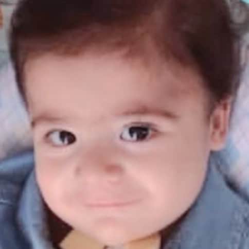 Eliana Michaelichin Bezerraのインスタグラム：「Este bebezinho fofo é o @ame__matheus. Ele fez um aninho e a Atrofia Muscular Espinhal (AME) está avançando rapidamente. Até agora, infelizmente, ele não conseguiu arrecadar NENHUMA dose do #spinraza. Gente, ele precisa de, no mínimo, 6 doses e cada uma custa aproximadamente 370 mil reais e não está no #SUS. Segundo algumas notícias crianças com traqueostomia, até o momento, não terão o direito de receber gratuitamente este remédio pelo #governo. Desejo de coração que muita coisa mude, mas até que aconteça por definitivo, este bebê pode não suportar esta longa espera. Então, como mãe, venho aqui pedir para vcs seguirem  o @ame__matheus e ajudar com qualquer valor e orações. Juntos já ajudamos a salvar as lindas @ameeajudelele, @ameayla e @ameannalaura. Fomos anjos na vida destas crianças. Sigo estendendo a mão. Vcs me ajudam a ajudar? Obrigada, Obrigada... P.S.: antes que escrevam qualquer coisa, eu tbm ajudo nas doações. Por favor, empurra pro lado a foto e descubra a conta para colaborar com qualquer valor. 🙏🏻」