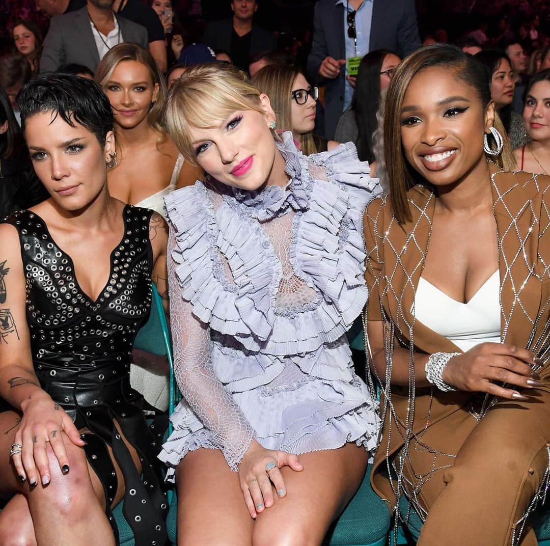 People Magazineさんのインスタグラム写真 - (People MagazineInstagram)「Girl power! 👯‍♂️ Some of our fav celebs came to slay at the #BBMAs and reunited with their gal pals inside the show. 😍| 📷: Kevin Mazur/Getty, Frazer Harrison/Getty, Jeff Kravitz/FilmMagic」5月2日 11時12分 - people