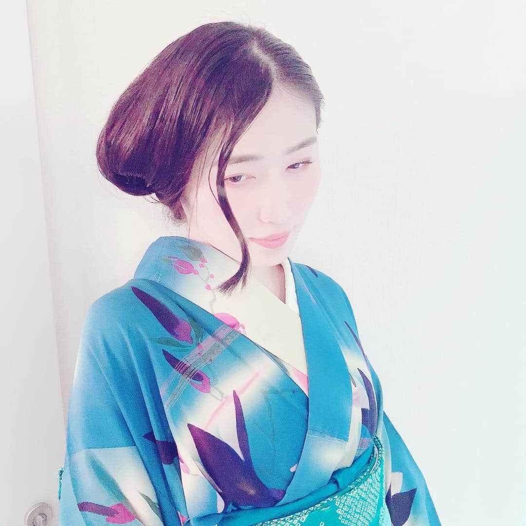 峰なゆかさんのインスタグラム写真 - (峰なゆかInstagram)「木蓮、ツバメ、菖蒲の着物に絞りの帯で科学館へ #着物コーディネート #着物 #アンティーク着物」5月2日 11時12分 - minenayuka