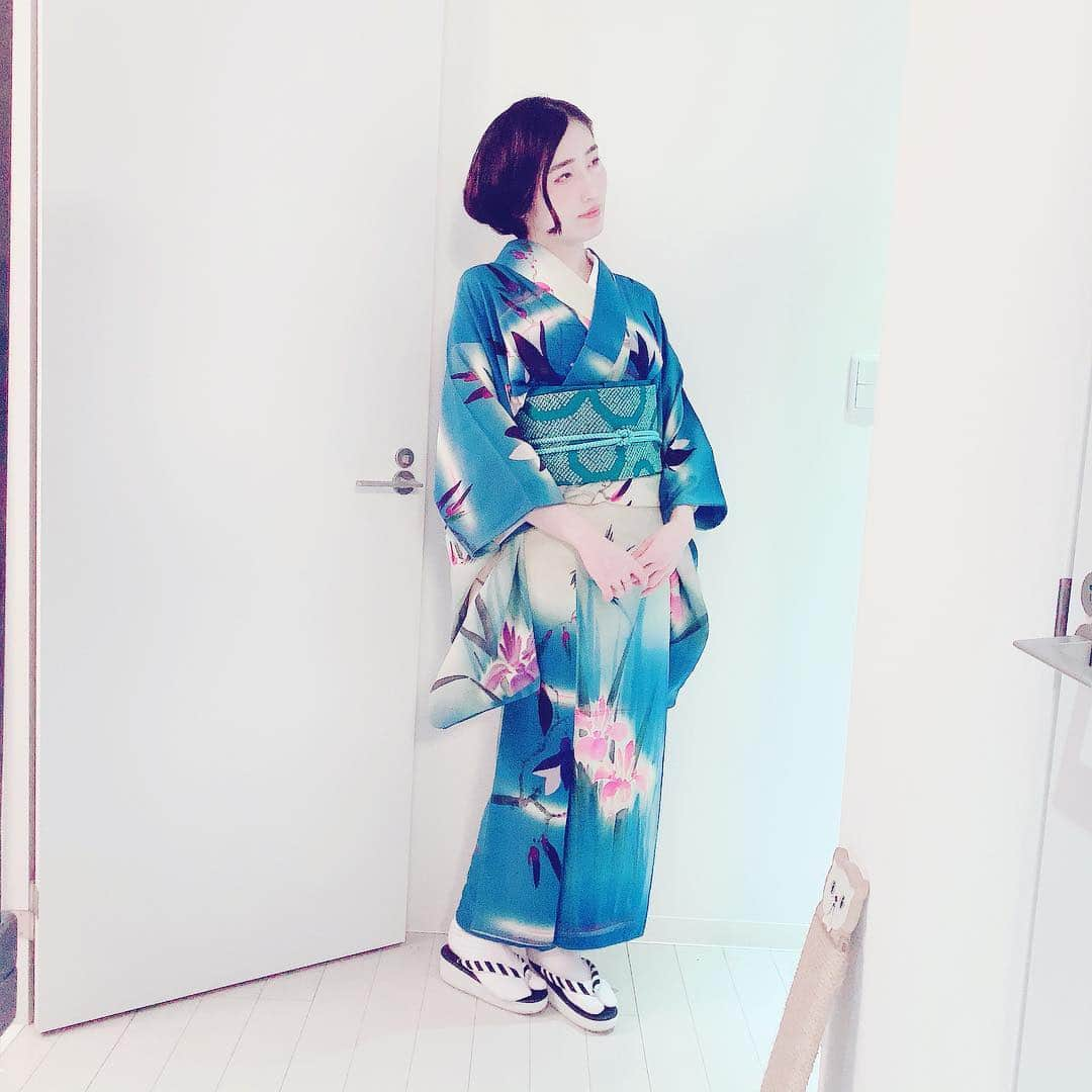 峰なゆかさんのインスタグラム写真 - (峰なゆかInstagram)「木蓮、ツバメ、菖蒲の着物に絞りの帯で科学館へ #着物コーディネート #着物 #アンティーク着物」5月2日 11時12分 - minenayuka