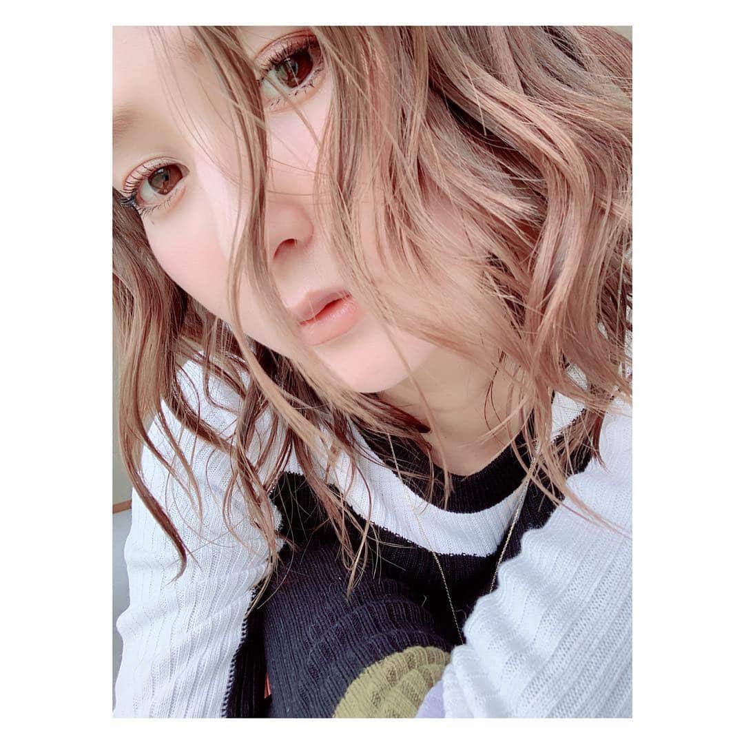 美優さんのインスタグラム写真 - (美優Instagram)「番組収録の時はほとんどセルフメイクで、髪の毛だけメイクさんにお願いしています😊 ・ 最近はFujikoの水っぽいアイシャドウにハマっていて、このアイシャドウの色が何とも絶妙な色味とラメ感でお気に入りなのです☺️私が買ったのはNO5の色だよ❣️ ・ ・ #セルフメイク #メイク #FujikoShakeShadow #アイシャドウ #シェイクシャドウ #フジコシェイクシャドウ」5月2日 11時13分 - miyu11_20