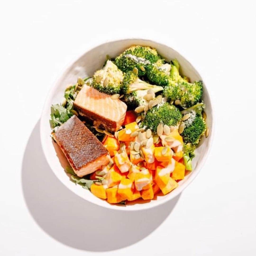 Camille Leblanc-Bazinetさんのインスタグラム写真 - (Camille Leblanc-BazinetInstagram)「3 oz cooked salmon (I use minimal butter) 1 cup of steamed broccoli (super filling and easy to chew) 1 cup cooked butternut squash (no oil) 1 cup of arugula Sprinkle of pine nuts  And a drizzle of your favorite dressing 🥗🍖🥕 “ “ Super filling, nutritious, macronutrients balance and micronutrients dense ... can’t go wrong here and also yummy omega-3 “  In order to eat the right way so many components come into play! 🍎🍉🍓 “  I try to focus on 3 things: 1- eating whole food (nuts,seeds,veggies,fruit,meat source) 2- having tasty meals 3- knowing how much macros goes into my body (carbs, proteins, fat) 🥑🥒🥗 “ I’ve notice through the years that under eating calories wise cause me to bing through the weekend and completely blow out my average weekly calories 🍋🍊🍐 “  Also not knowing how to make tasty food with good quality and micronutrients dense type of ingredients would make me crave the sugary and transform good even more 🍭🍬🍫 “  Know I know how to have a treat that is not a binge and that I don’t feel guilty about! 🍦🥠🍰 “ It’s all about finding the right balance 🤗💜」5月2日 11時18分 - camillelbaz