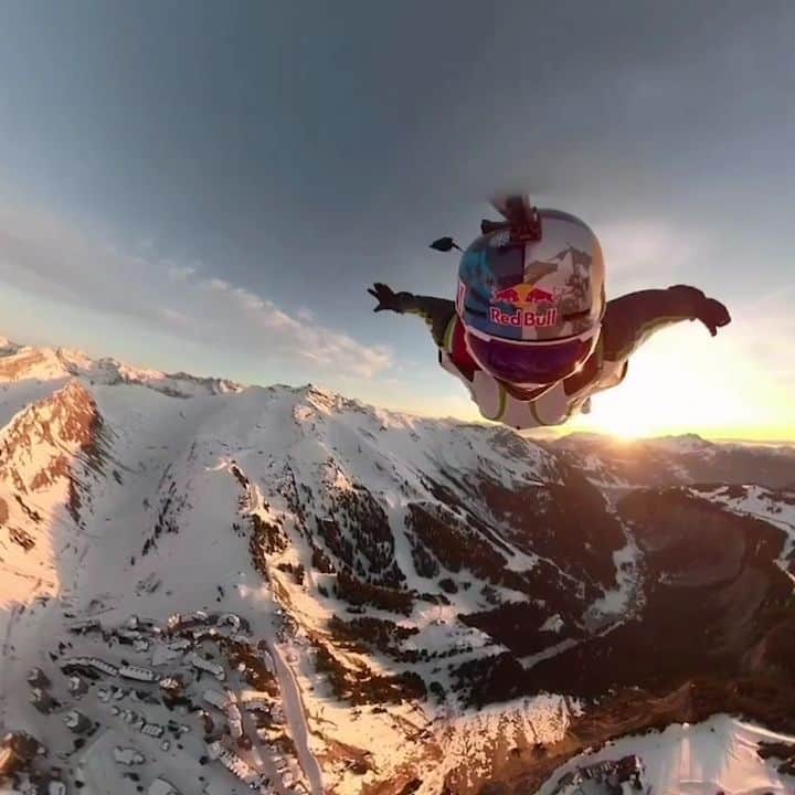 のインスタグラム：「Diving into the sunset. 🏃: @valentindelluc #wingsuit #aerial #france #fly #POV」