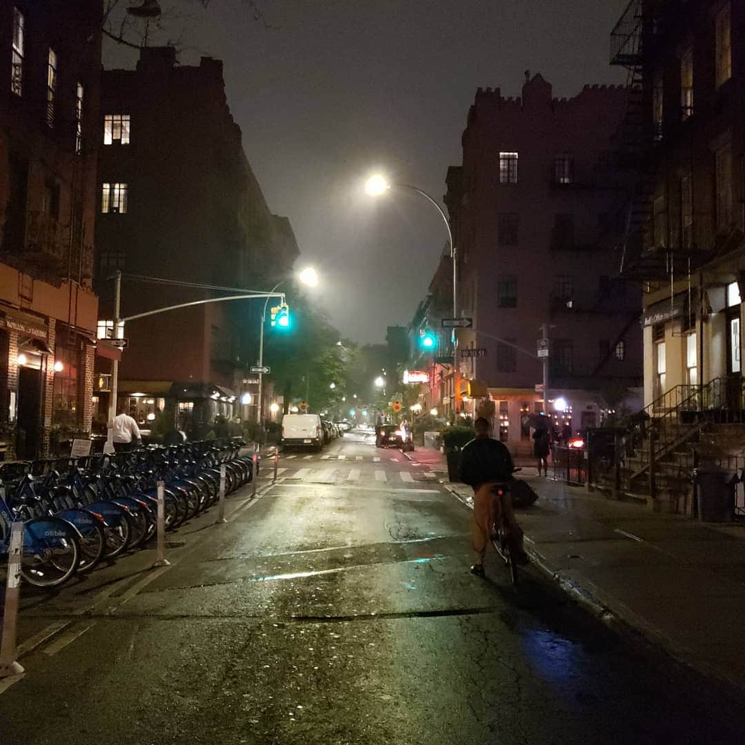 サラ・ジェシカ・パーカーさんのインスタグラム写真 - (サラ・ジェシカ・パーカーInstagram)「A misty night. The West Village. Lights look prettier. People do funny things. These bikes have become a permanent installation. My shadow just for the moment. X,SJ」5月2日 11時15分 - sarahjessicaparker
