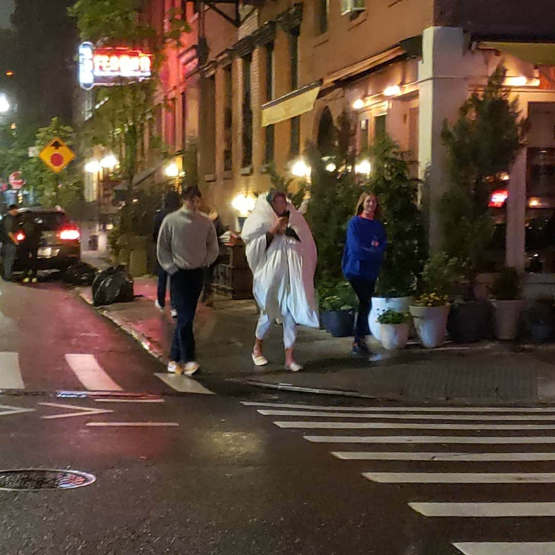 サラ・ジェシカ・パーカーさんのインスタグラム写真 - (サラ・ジェシカ・パーカーInstagram)「A misty night. The West Village. Lights look prettier. People do funny things. These bikes have become a permanent installation. My shadow just for the moment. X,SJ」5月2日 11時15分 - sarahjessicaparker