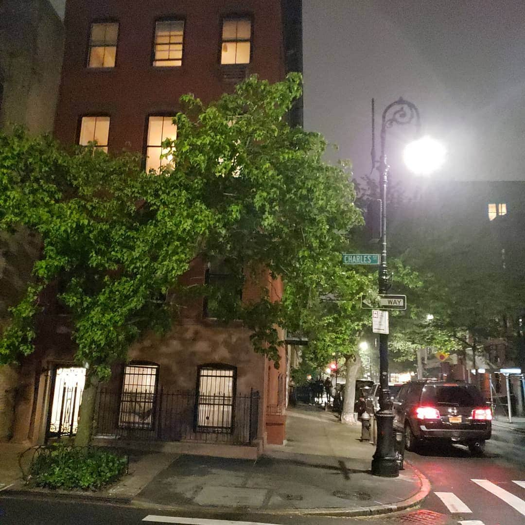 サラ・ジェシカ・パーカーさんのインスタグラム写真 - (サラ・ジェシカ・パーカーInstagram)「A misty night. The West Village. Lights look prettier. People do funny things. These bikes have become a permanent installation. My shadow just for the moment. X,SJ」5月2日 11時15分 - sarahjessicaparker