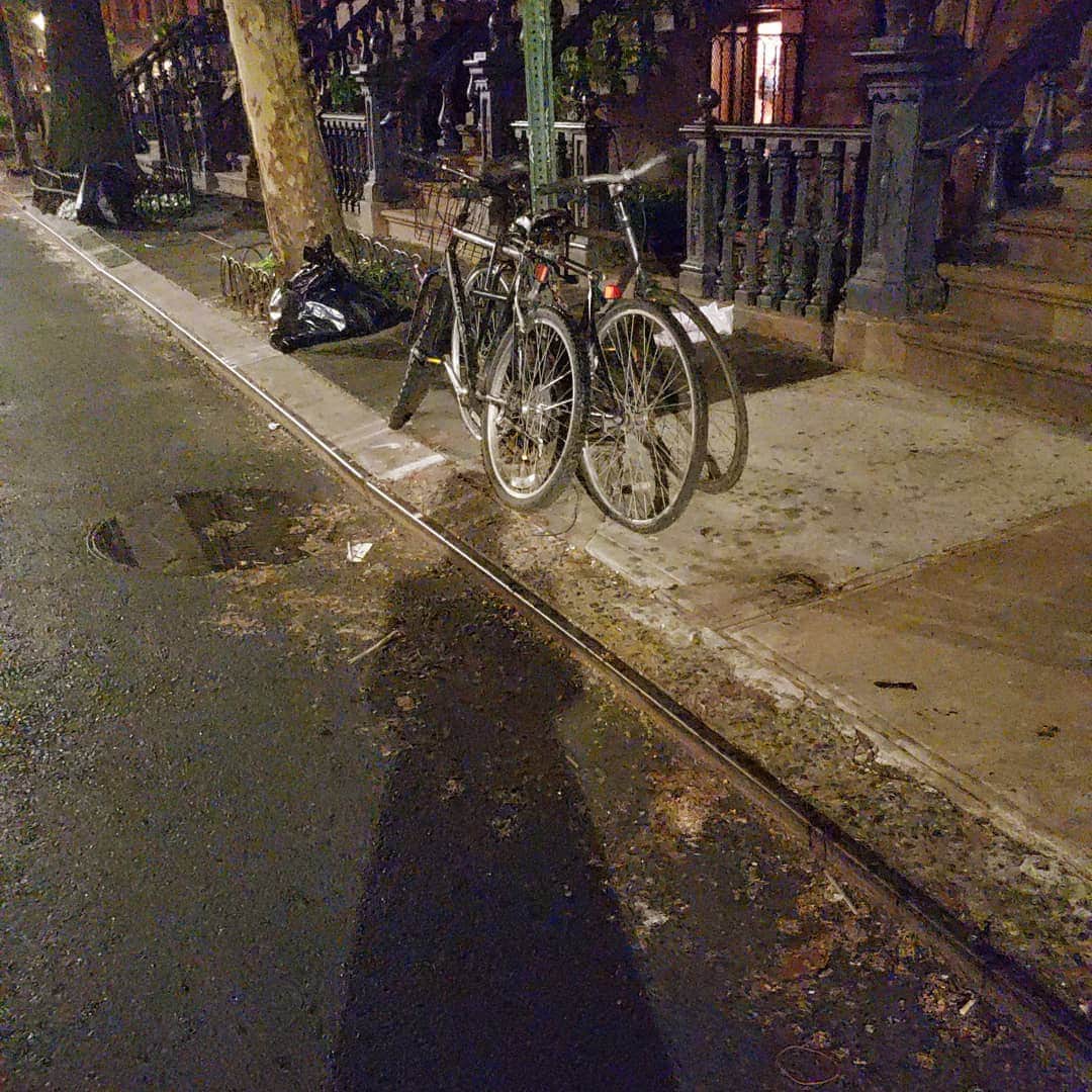 サラ・ジェシカ・パーカーさんのインスタグラム写真 - (サラ・ジェシカ・パーカーInstagram)「A misty night. The West Village. Lights look prettier. People do funny things. These bikes have become a permanent installation. My shadow just for the moment. X,SJ」5月2日 11時15分 - sarahjessicaparker