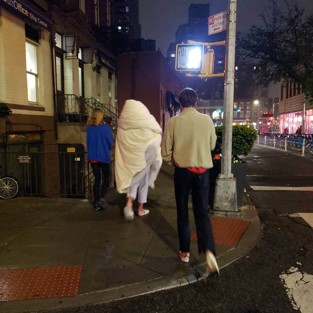 サラ・ジェシカ・パーカーさんのインスタグラム写真 - (サラ・ジェシカ・パーカーInstagram)「A misty night. The West Village. Lights look prettier. People do funny things. These bikes have become a permanent installation. My shadow just for the moment. X,SJ」5月2日 11時15分 - sarahjessicaparker