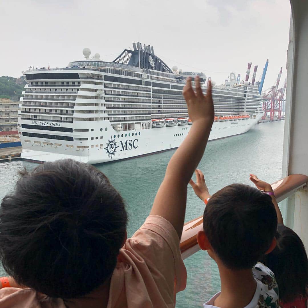 甘糟記子さんのインスタグラム写真 - (甘糟記子Instagram)「クルーズ6日目！  台湾到着！  同じ港にMSCのクルーズが停まっていて、お互い声を掛け合ったり手を振る子供達( ^ω^ )  でも雨なんだよね〜(＞人＜;) 朝ごはんを食べてから、船が用意してくれたカッパを着て出発！  #台湾#基隆#船旅#クルーズ#旅行#旅行甘糟#船旅甘糟#クルーズ甘糟#雨なんて#朝ごはん#ノルウェージャンジュエル#息子殿姫#息子殿#姫」5月2日 11時15分 - norihey924
