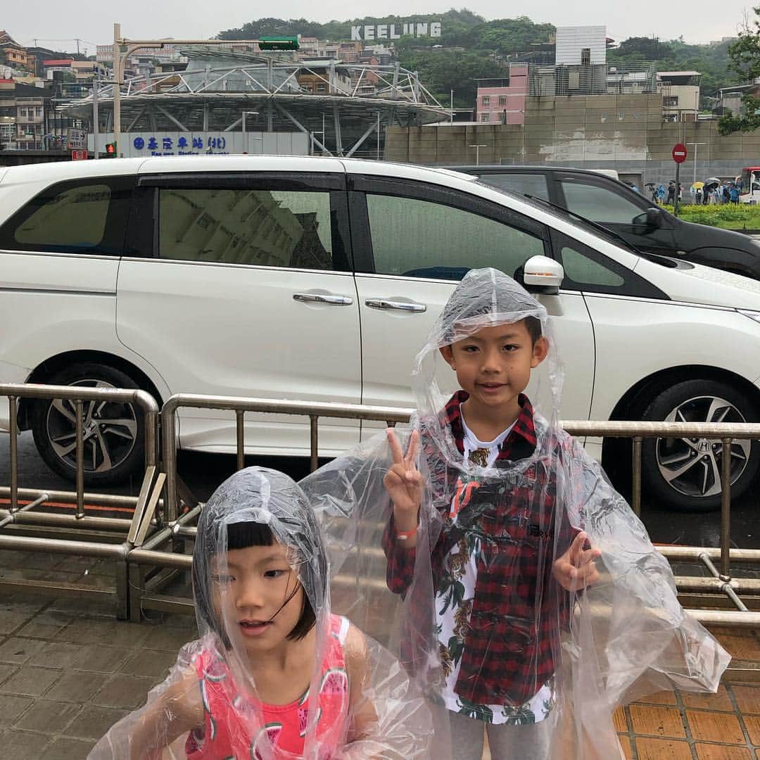 甘糟記子さんのインスタグラム写真 - (甘糟記子Instagram)「クルーズ6日目！  台湾到着！  同じ港にMSCのクルーズが停まっていて、お互い声を掛け合ったり手を振る子供達( ^ω^ )  でも雨なんだよね〜(＞人＜;) 朝ごはんを食べてから、船が用意してくれたカッパを着て出発！  #台湾#基隆#船旅#クルーズ#旅行#旅行甘糟#船旅甘糟#クルーズ甘糟#雨なんて#朝ごはん#ノルウェージャンジュエル#息子殿姫#息子殿#姫」5月2日 11時15分 - norihey924