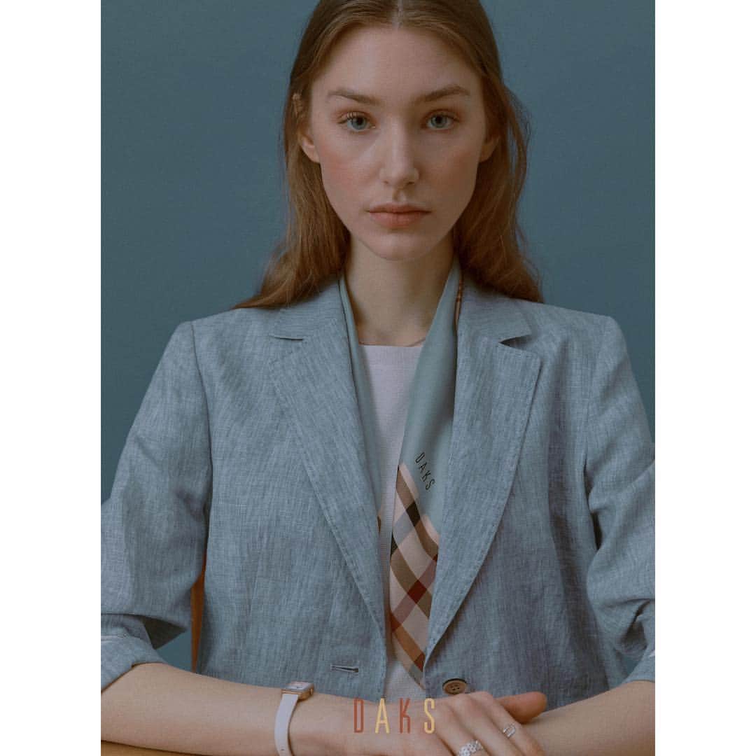 DAKS Koreaさんのインスタグラム写真 - (DAKS KoreaInstagram)「• DAKS ladies 19SS Portrait of a Lady  여성의 가장 멋진 순간 을 함께하며 스타일을 빛내주는 닥스 레이디스가 올해 125주년을 맞이했습니다. 이번 봄여름은 Portrait of a lady 라는 테마로 닥스가 추구하는 다양한 여인의 모습을 생생하게 담아봅니다.  CONFIDENT LADY  매사에 주체적으로 움직이는 여자들을 위해 닥스 레이디스는 감각적인 워크웨어(Workwear)를 준비했습니다. 닥스 특유의 편안하지만 결코 긴장감을 놓치지 않는, 그리고 실용성과 유니크함까지 갖춘 아이템들이 영민한 그녀들의 매일을 자신감 있게 완성합니다.  격식을 갖춰야 할 자리에 반드시 셋업이나 블랙 슈트가 아니어도 좋습니다. 포멀웨어의 중심을 잡아주는 테일러드 재킷에 몸을 따라 흐르는 실루엣의 티셔츠와 팬츠를 매치해 밸런스를 맞춰보세요. 닥스 특유의 온화하고 따뜻함이 느껴지는 파스텔컬러 리넨 재킷은 스타일의 긴장감은 유지하면서도 자칫 딱딱할 수 있는 포멀룩을 한결 부드럽게 만들어줍니다. 컬러 톤이 맞는 패턴 스카프로 허전한 네크라인을 채워주면 보다 편안하고 세련된 ‘네오 테일러링’ 스타일이 완성됩니다.  _ [블루 스티치장식 린넨 긴팔자켓] #DLJA9B401B1 [블루 패턴배색 실크 스카프] #DLSC9B309B1 [화이트 단색 민소매니트] #DLSW9B401WT [화이트 올풀림장식 면혼방 데님팬츠] #DLPA9B319WT  #닥스 #닥스레이디스 #닥스125주년 #엄마선물 #daksladies #패션 #할인 #특가 #세일 #ootd #fashion」5月2日 11時15分 - dakskorea_accessories