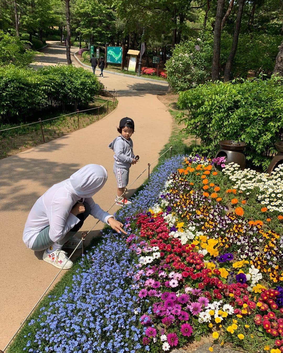 アン・ソニョンさんのインスタグラム写真 - (アン・ソニョンInstagram)「쉬는날이면,  무조건 밖으로 데리고 나가 뛰어놀고, 개구리알 만져보고, 꽃향기 맡고, 나비 잡으러 뛰어다니고,  흙만지고 모래놀이하고... 그런 아이로 계속 자라게 하고픈  엄마 아빠 마음💛 . . . #사랑해바로야❤ . . . .  그나저나 #스스방 아 ... . . 야채좀 사오라고 마트보냈더니, 기획상품 청양고추 20분걸려서 테트리스하듯이 차곡차곡 쌓아 저만큼을 한봉투 사오고선 나 잘했냐며 선홍빛 잇몸 내보이며 히죽대면.... . . . 저걸 또 상할까비 씻어서 잘라서 얼리는것은 나의 몫... 😱 #잘했군잘했어잘했군잘했군잘했써어그러게스스방이라지이😌 우리집은 이제 부자네.  #청양🌶부자 . . . #바로네사는이야기  #바로네휴일풍경」5月2日 11時27分 - anney_an_love