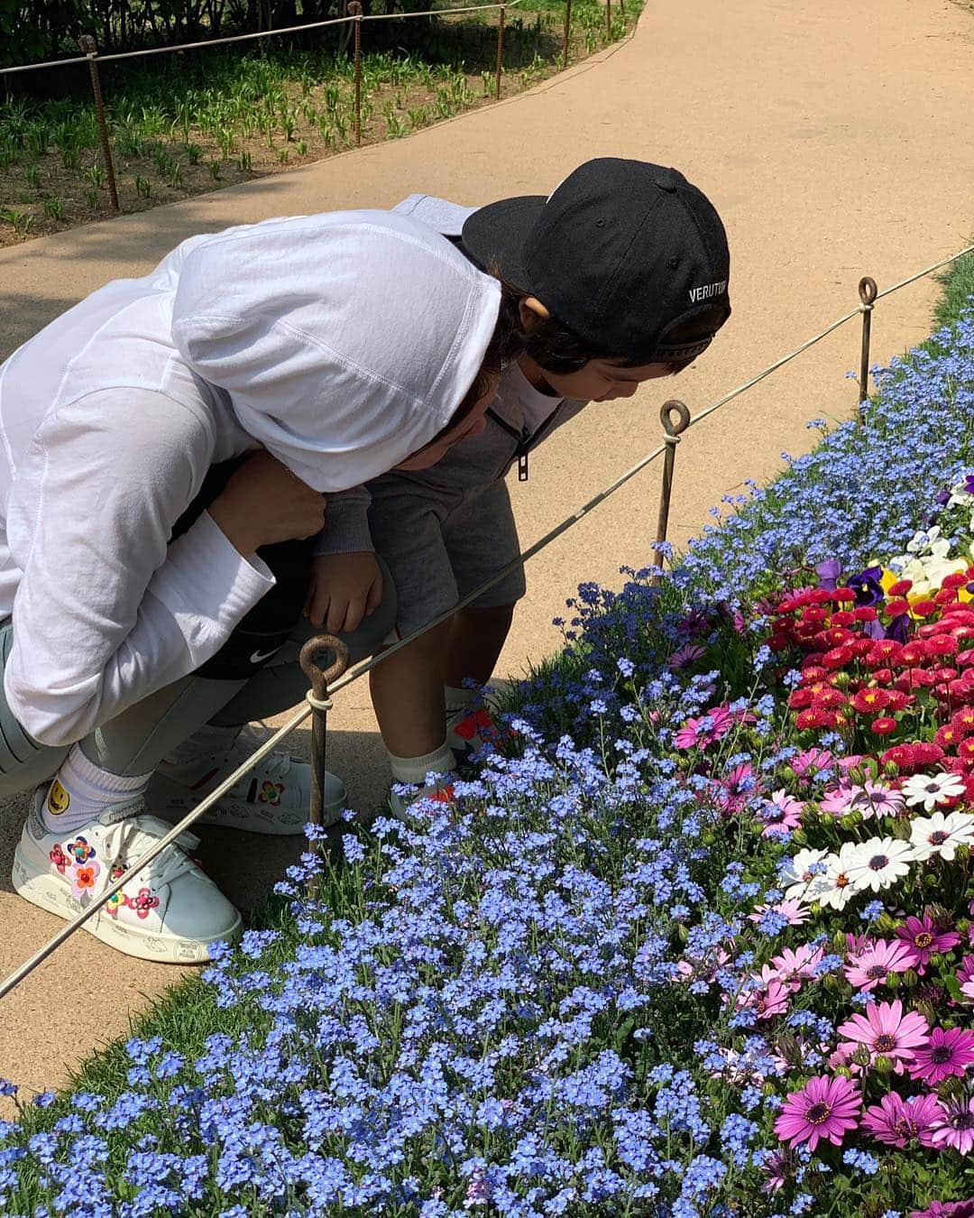 アン・ソニョンさんのインスタグラム写真 - (アン・ソニョンInstagram)「쉬는날이면,  무조건 밖으로 데리고 나가 뛰어놀고, 개구리알 만져보고, 꽃향기 맡고, 나비 잡으러 뛰어다니고,  흙만지고 모래놀이하고... 그런 아이로 계속 자라게 하고픈  엄마 아빠 마음💛 . . . #사랑해바로야❤ . . . .  그나저나 #스스방 아 ... . . 야채좀 사오라고 마트보냈더니, 기획상품 청양고추 20분걸려서 테트리스하듯이 차곡차곡 쌓아 저만큼을 한봉투 사오고선 나 잘했냐며 선홍빛 잇몸 내보이며 히죽대면.... . . . 저걸 또 상할까비 씻어서 잘라서 얼리는것은 나의 몫... 😱 #잘했군잘했어잘했군잘했군잘했써어그러게스스방이라지이😌 우리집은 이제 부자네.  #청양🌶부자 . . . #바로네사는이야기  #바로네휴일풍경」5月2日 11時27分 - anney_an_love