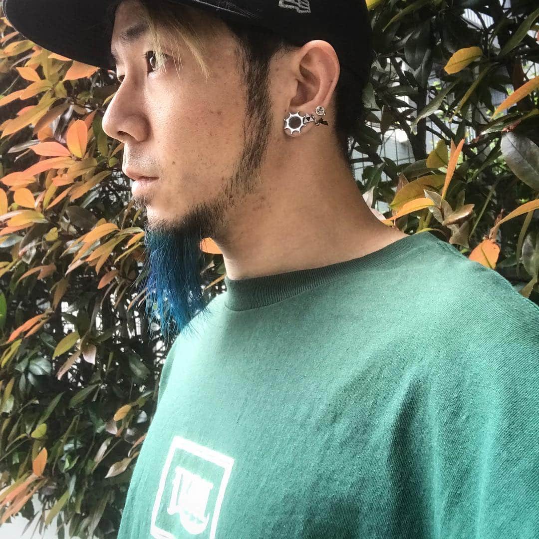 亜太のインスタグラム：「LZBN ＊ 前髪黄・髭青・服緑 ＊ ロンTだけでちょうど良い気候になってきました ＊ #lzbn #lazybones #feelin' https://shop.feelin-osaka.com/」