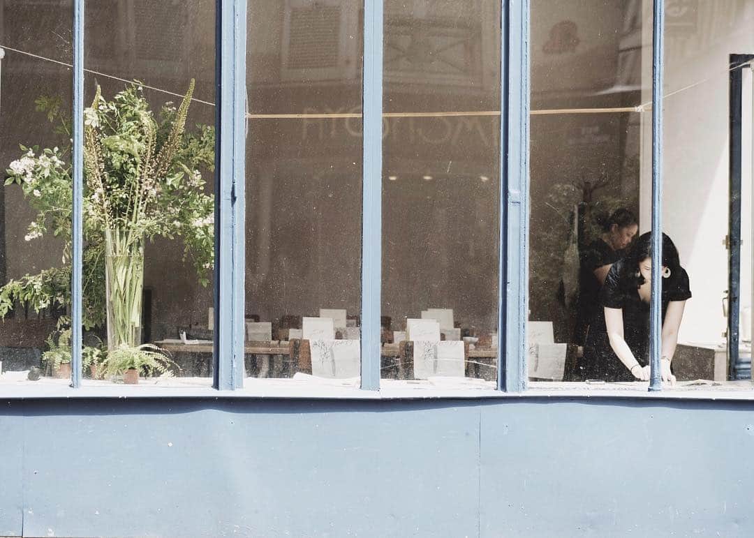 Veronica Halimさんのインスタグラム写真 - (Veronica HalimInstagram)「Throw back Thursday to one fine morning in Paris. Setting up for window display in this beautiful blue painted building — #paris #parisshop #dustyblue #shopfront #truffypi #vhcalligraphy #parisworkshop #calligraphyworkshop #moderncalligraphy #tbt #カリグラフィー #カリグラフィーワークショップ  #スタイリング」5月2日 11時21分 - truffypi