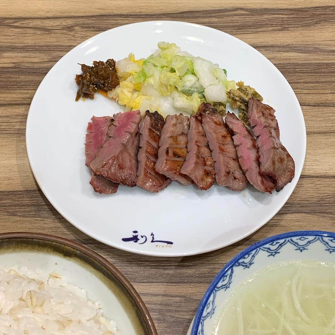 くろさんのインスタグラム写真 - (くろInstagram)「仔牛の牛たん定食🍚1,598円 #仔牛の牛たん定食 #数量限定 #牛たん定食 #牛たん #牛たんランチ #利久 #利久お勧め定食 #利久ラゾーナ川崎店 #川崎ランチ #ラゾーナ川崎ランチ」5月2日 11時23分 - m6bmw