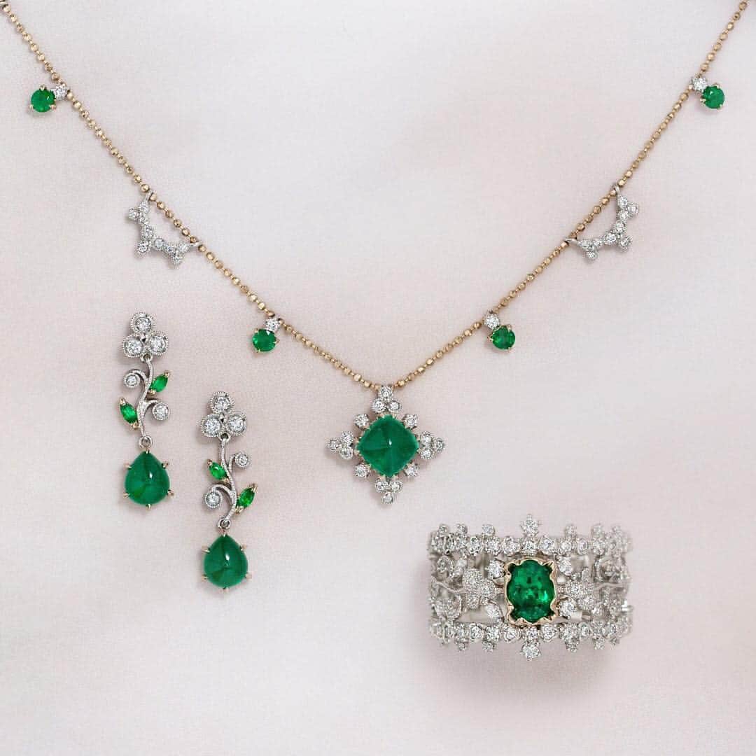 AbHerї〈アベリ〉さんのインスタグラム写真 - (AbHerї〈アベリ〉Instagram)「「エメラルドグリーン」という色名にもなっているように、鮮やかな緑色で有名なエメラルド。夫婦の愛や幸せをもたらすとも伝えられています。精緻な細工で仕立てたアベリのエメラルドジュエリーをお楽しみください。﻿ ﻿ #abheri #アベリ #jewelry #emerald #エメラルド #5月 #誕生石 #birthstone #necklace #piercedearrings #ring #abheriring」5月2日 11時25分 - abheri_official