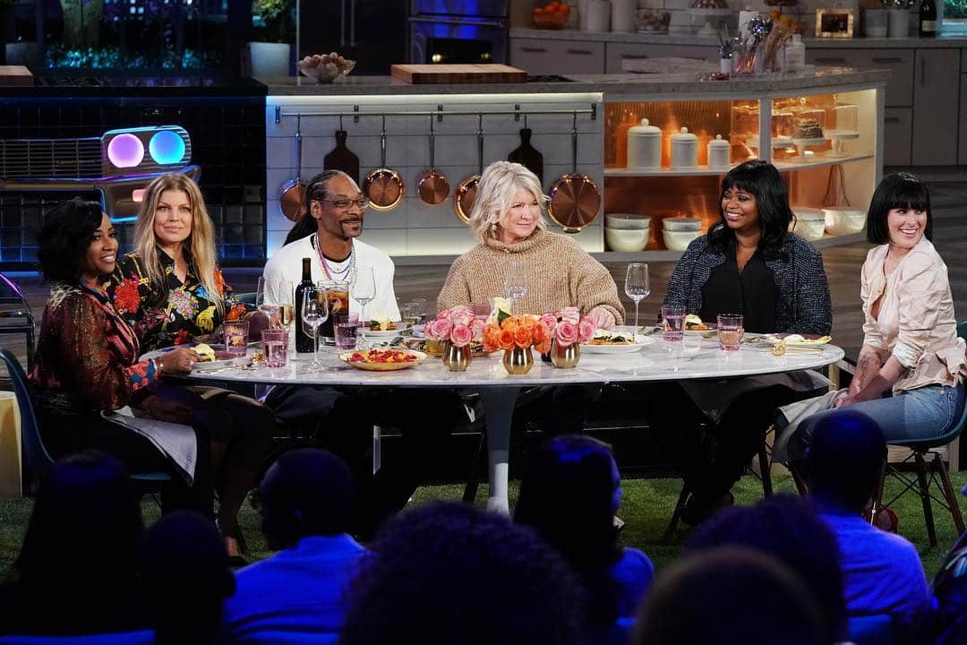 スヌープ・ドッグさんのインスタグラム写真 - (スヌープ・ドッグInstagram)「Back in the kitchen with my girl Martha Stewart plus the homies Octavia Spencer, Fergie, Rumer Willis & Toya Wright for a new @MarthaAndSnoop’s Potluck Party Challenge tonight at 10/9c on @VH1. #MarthaAndSnoop」5月2日 11時29分 - snoopdogg