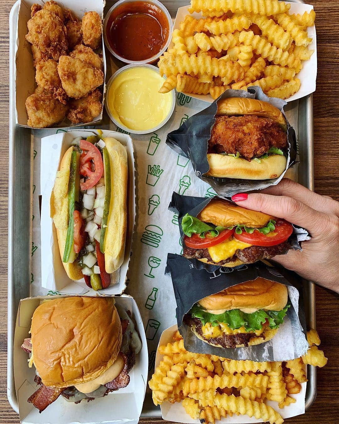 SHAKE SHACKさんのインスタグラム写真 - (SHAKE SHACKInstagram)「Eat your best life. 🙌 (📷: @jeaniuseats) #shakeshack」5月2日 11時36分 - shakeshack