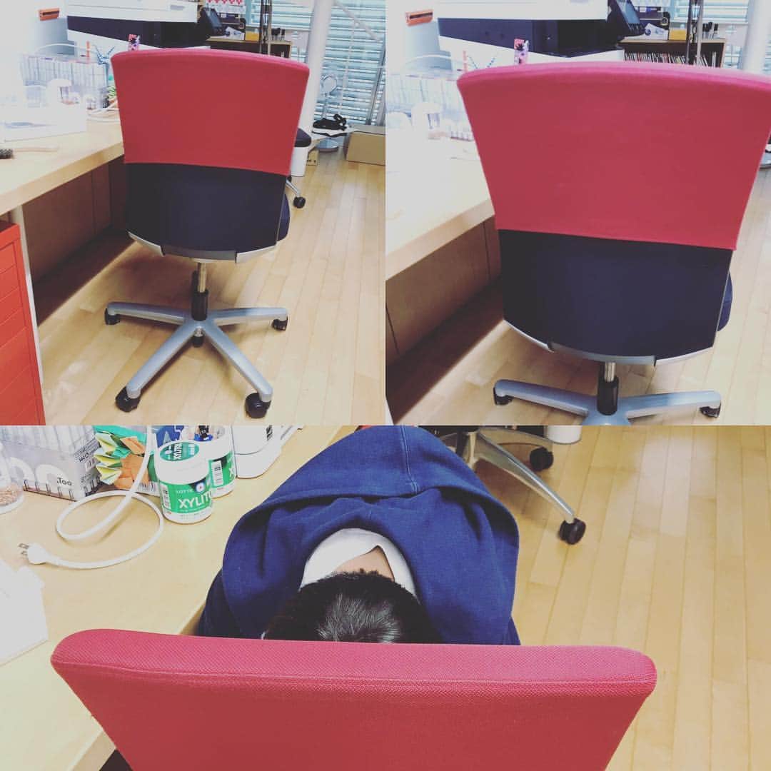 二ノ宮知子さんのインスタグラム写真 - (二ノ宮知子Instagram)「仕事場に潜り込んでくる。 GWの子猿たち。。」5月2日 11時41分 - tomokoninomiyaa