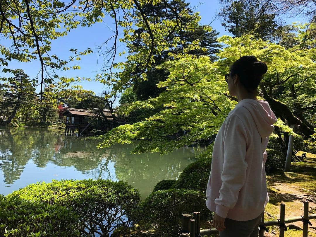 吉原珠央さんのインスタグラム写真 - (吉原珠央Instagram)「兼六園へ♫  #8年ぶり！？ #兼六園 #歩いているだけで #気持ちが良い^_^ #この後、子供たちに #何度も靴の踵を踏まれて #雷が落ちるまでは⚡️」5月2日 17時15分 - tamaoyoshihara