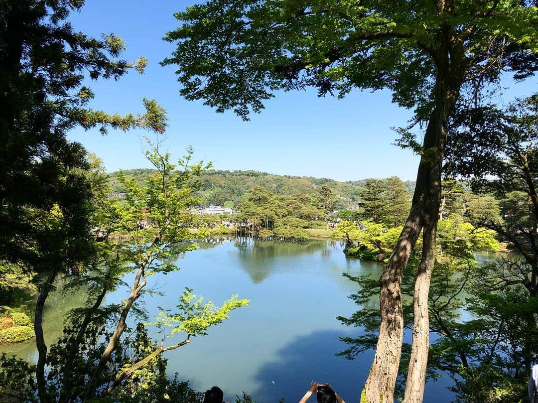 吉原珠央さんのインスタグラム写真 - (吉原珠央Instagram)「兼六園へ♫  #8年ぶり！？ #兼六園 #歩いているだけで #気持ちが良い^_^ #この後、子供たちに #何度も靴の踵を踏まれて #雷が落ちるまでは⚡️」5月2日 17時15分 - tamaoyoshihara