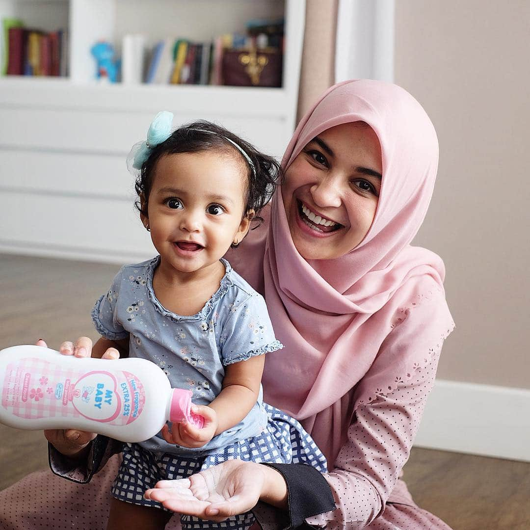 Shireen Sungkarさんのインスタグラム写真 - (Shireen SungkarInstagram)「Assalamualaikum, masyaaAlla abis mandiii mau pergi biar wangii adek Sya pakai baby powder dari @mybabyid dengan keharuman yg menenangkan, bikin pengen mami cium terus gak berhenti henti. Oh ya, penggunaan baby powder juga harus diperhatikan loh. Ibu-ibu perlu tau nih cara pakai Baby Powder yg aman untuk si kecil: 1. Pastikan kulit bayi kering 2. Tuangkan secukupnya ke tangan bunda dan jangan gunakan sponge/puff 3. Usap lembut ke kulit bayi pada area yg aman, seperti perut,ketiak,leher,dada,punggung 4. Hidari pemakaian didaerah2 lipatan paha dan kelamin ya 5. Untuk info lanjut bisa nonton video nya di youtube @mybabyid tentang “Langkah tepat memberi bedak pada bayi - MY BABY”. Selain penggunaan yang tepat, bedak yang dipilih juga harus teruji aman. Dan aku ngerasa aman banget adek sya pakai bedak dari @mybabyid, terutama varian yang MY BABY Powder Sweet Floral nih karena teksturnya lembut dikulit, wangi bunganya enak banget dan produk ini jg udah teruji klinis gak bikin iritasi.  Yukkk bu selalu pakein MY BABY Powder agar si kecil wangi sepanjang hari.  #HarumnyaBikinKangen #MYBABYPowder #CaraCerdasPakaiMYBABYPowder」5月2日 17時09分 - shireensungkar