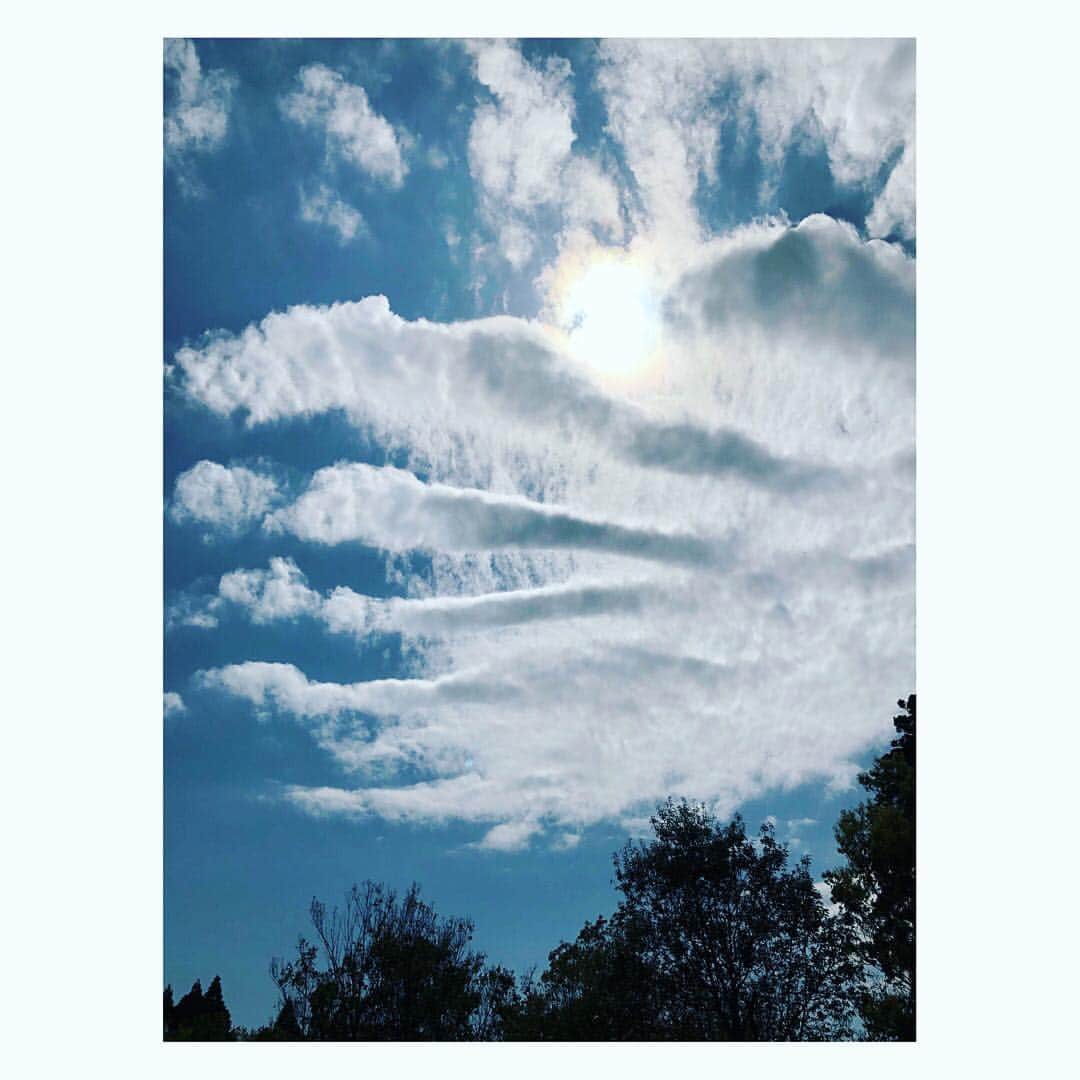 望月理恵さんのインスタグラム写真 - (望月理恵Instagram)「不思議な雲でした。 今日は令和初ゴルフ⛳️ 途中雨が降りましたが、 後半は晴天！ 久々のゴルフ。 ボロボロでした😭  やり直したい。 といつも言ってる気がする。」5月2日 17時09分 - mochiee28